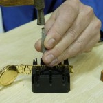 Colocando eslabones a la pulsera de un reloj